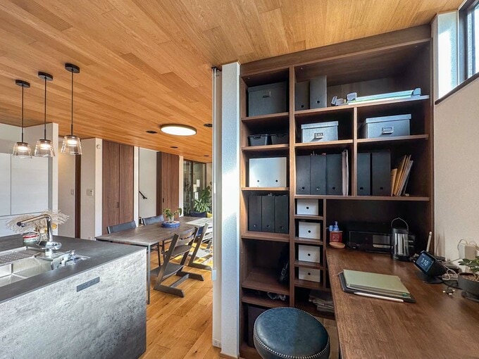 スタディカウンターからリビングを見る