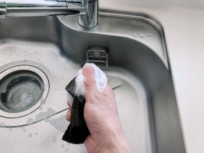 スポンジをもみこむ様子