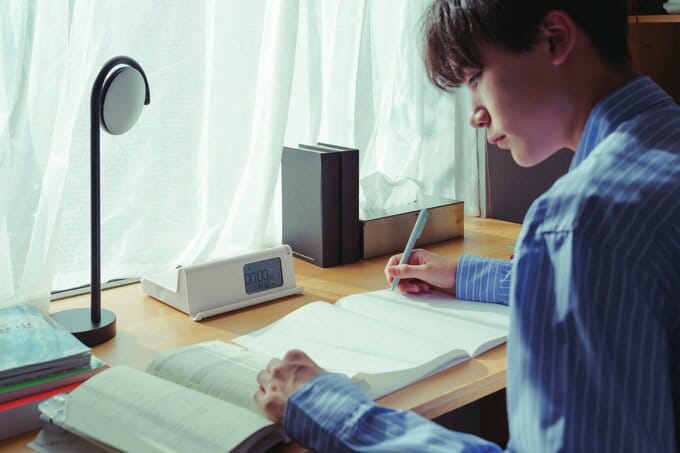 デジトックスを使う男性