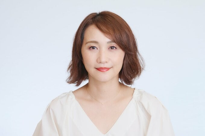 パーマが伸びきった女性
