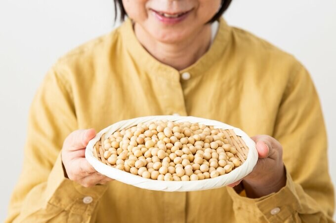 大豆をもつ女性