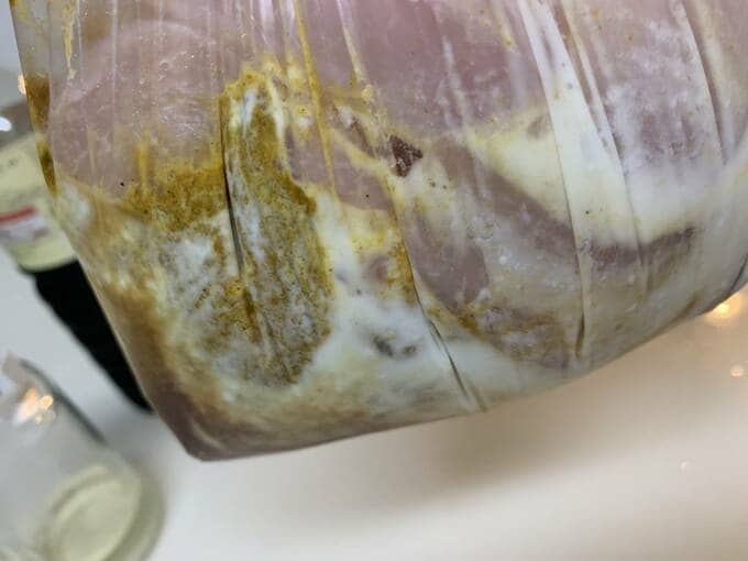 お肉と調味料をなじませるようよくもみ込みます