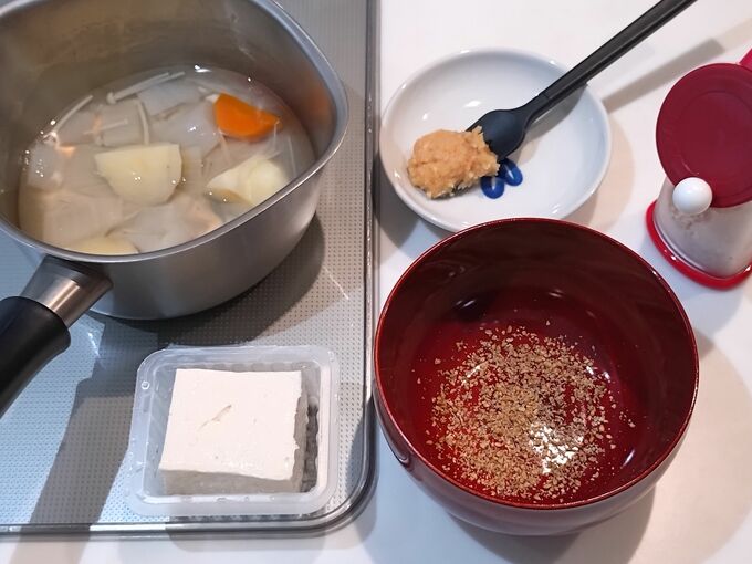 みそ汁の調理風景