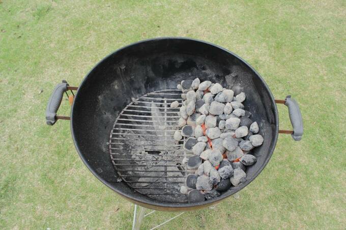 グリルの中で炭を半分だけ置くレイアウト