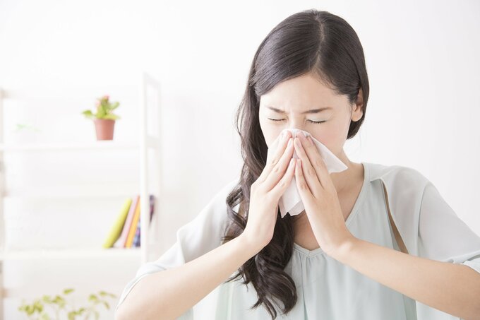鼻をかむ女性