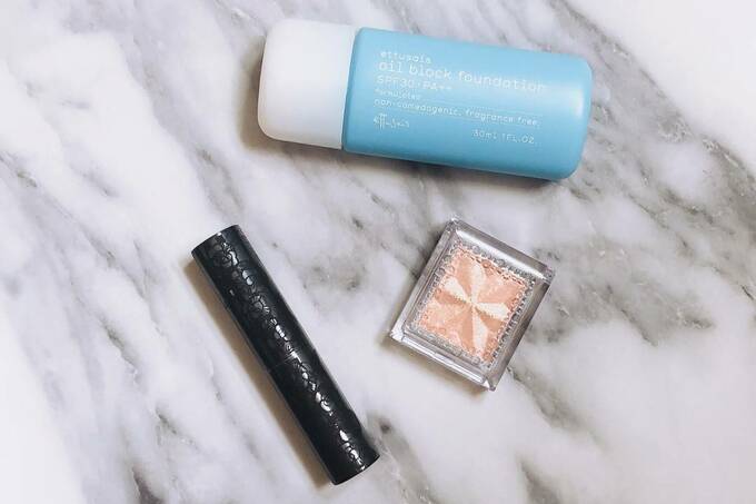 ファンデーション、アイカラー、リップ