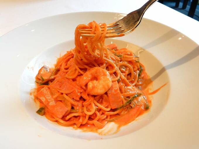 ナポリタンをフォークで持ち上げる様子