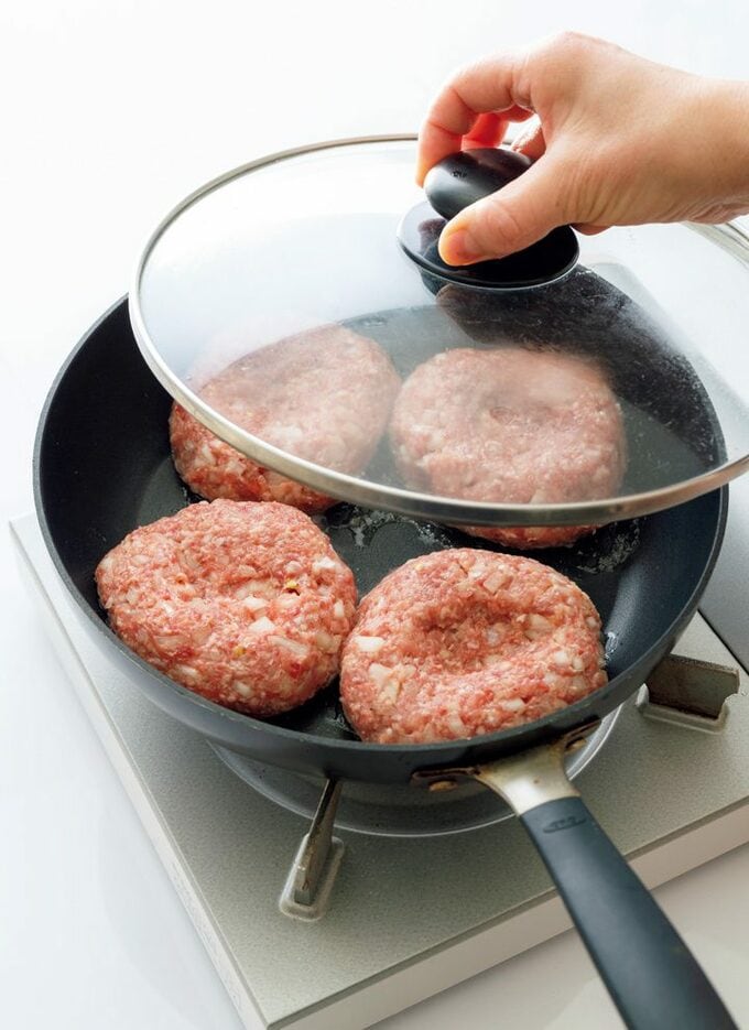 フライパンにフタをする