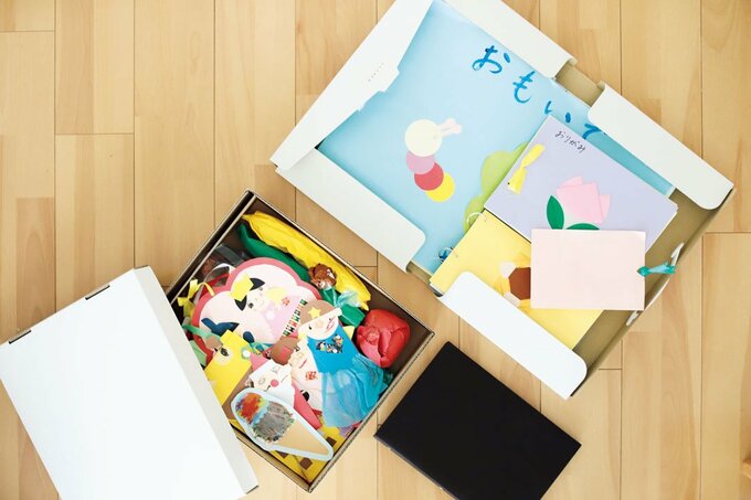 箱に子どもの作品