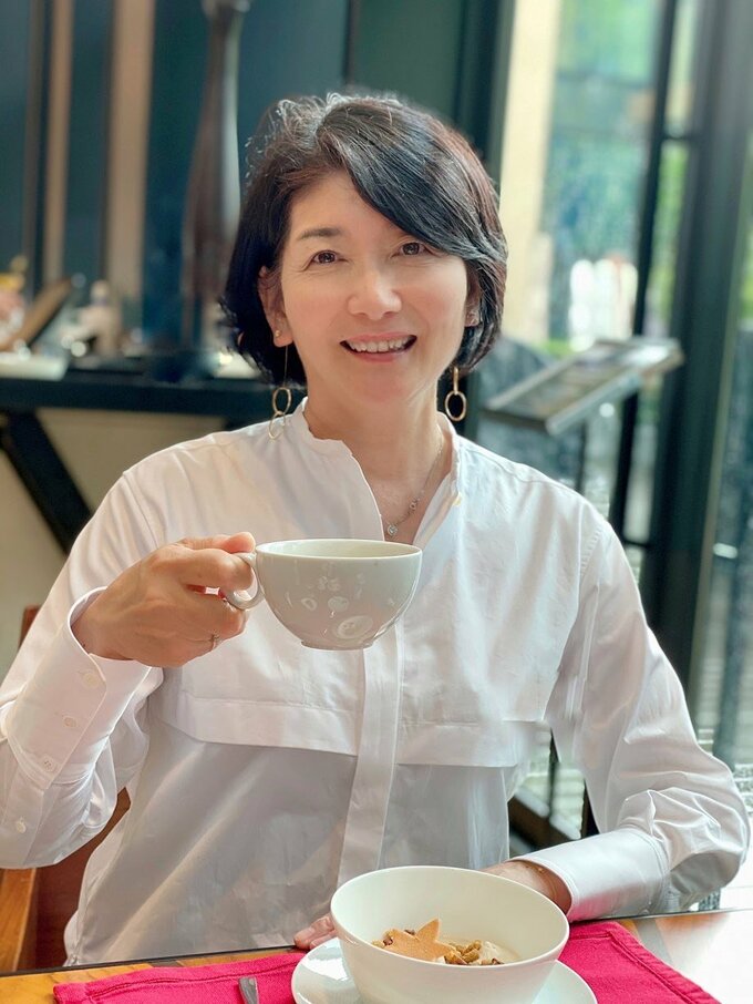 お茶を飲む女性