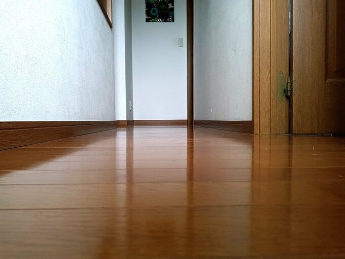 ワックスがかかったフローリング