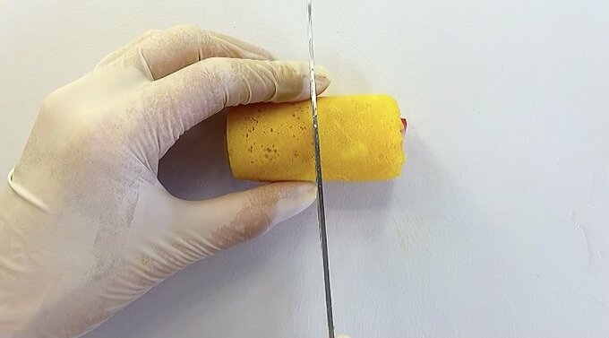 ラップをはずして半分にカット