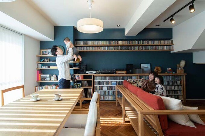 デニムのような色のクロスを使用したリビングダイニング