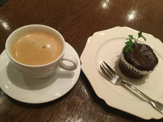 チョコレートケーキとコーヒー