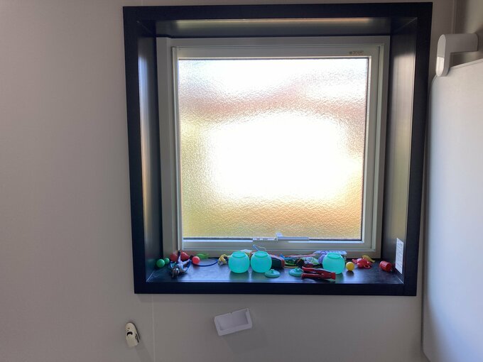 オモチャ置き場になっている浴室の窓