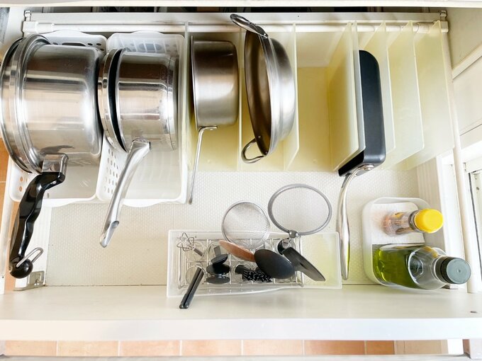 コンロ下の引き出しにはいったキッチンツールと調理道具