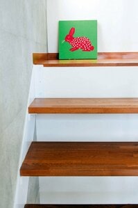 強い色彩の絵を階段のアクセントに