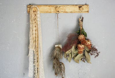 ヴィンテージ感のあるモールディング材＋100均アイテムで「ハンガーフック」をDIY