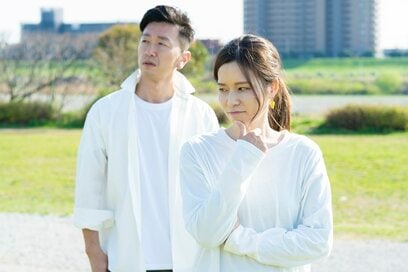 浮気してる？定期的にセックスレスになる夫。10年以上モヤつく結婚の始まり：里奈さんの場合1