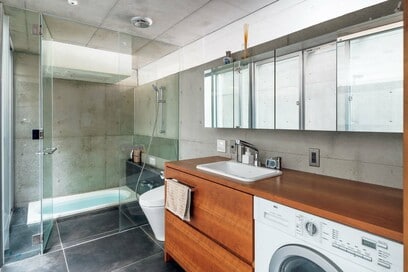 地下まで明るいRC打ち放しの家。開放的なバスルームも