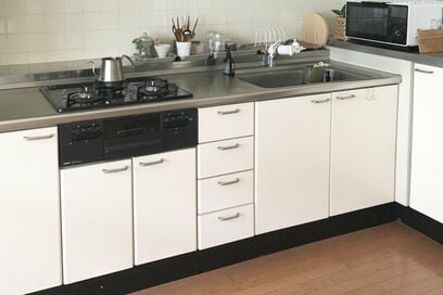 50代「団地ひとり暮らし」の収納術。板を組み合わせるだけで使いやすくなる