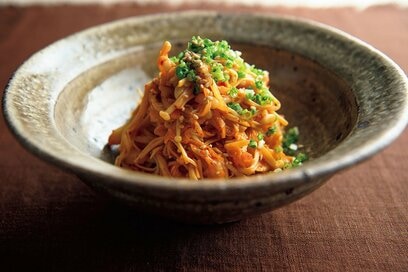 笠原将弘さんが繰り返しつくる「キノコの副菜」。キムチ、タラコの組み合わせが最高