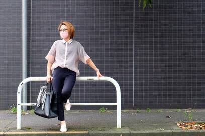 トレンドの透け感シャツ、大人の着まわし術。マスクとの配色も意識