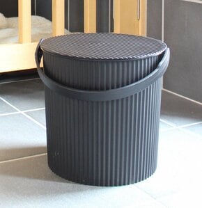 バケツ型のスツール