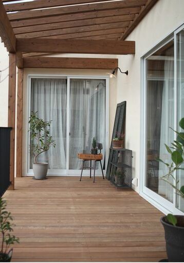 掃き出し窓の外にリビングの床と同じ高さのウッドデッキを設置