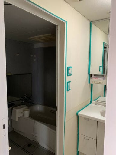 「うまくヌレール漆喰」を塗る前の洗面所の壁