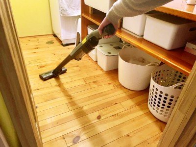 洗面所をコンパクトクリーナーで掃除