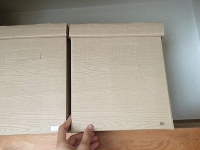 箱に手を添える様子