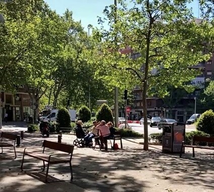 輪に座って話すスペイン人たち