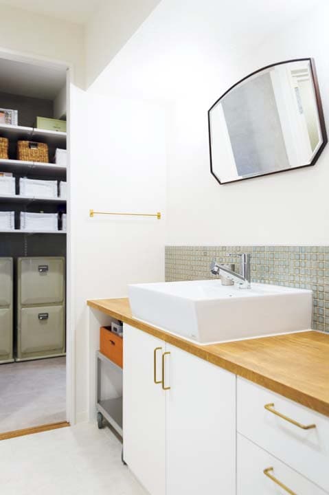 パントリーを経由してキッチンにつながる洗面室