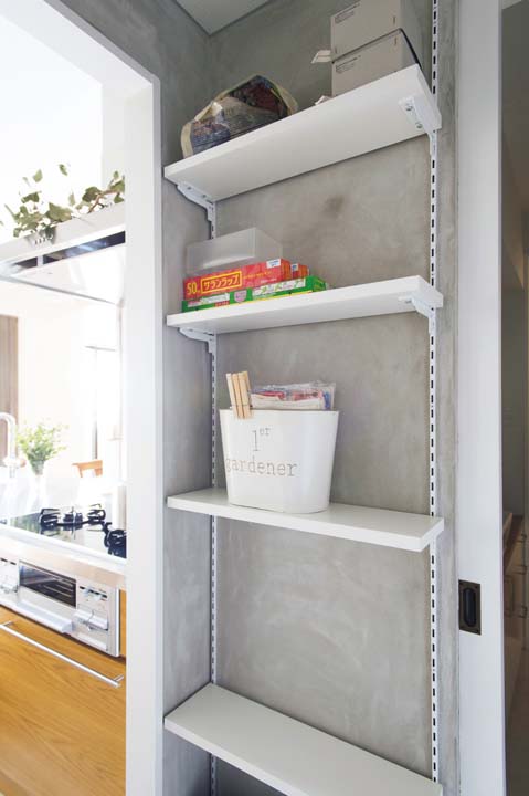 パントリー内の壁面を利用した棚