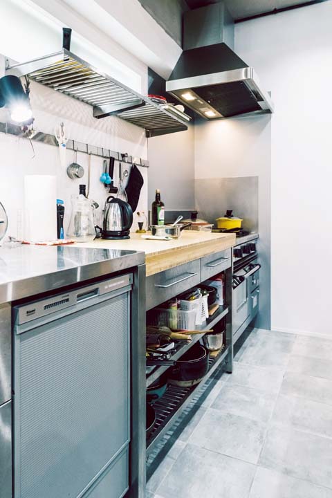 IKEAのキャビネットをベースにアレンジしたキッチン