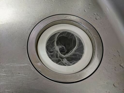 100均の白いプラスチック製の排水カゴをカットしリング状にしてネットをかぶせて使用