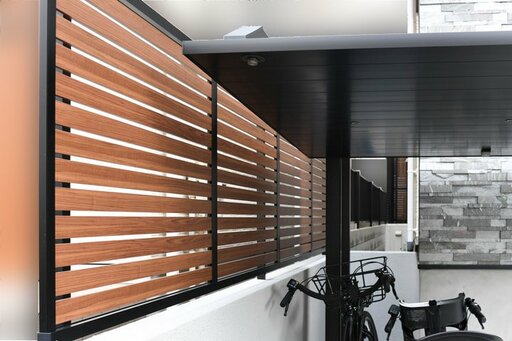 LIXILの木目調化粧材を使った横格子のフェンス