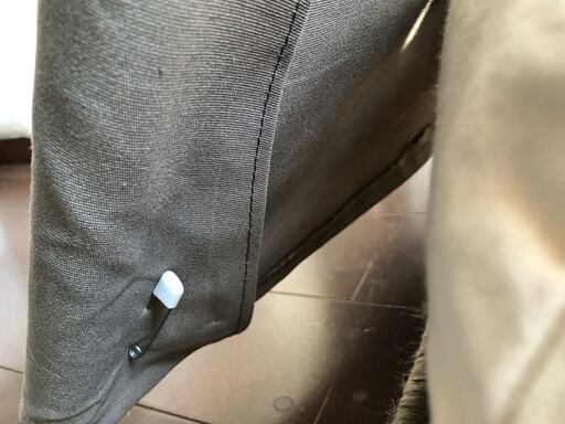 ペット用ティピーテントのサイズを調整できるよう安全ピンで固定