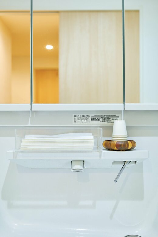 ゲスト用に設置されたペーパータオルとうがい用の紙コップ