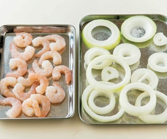 エビとタマネギに塩、コショウをふる