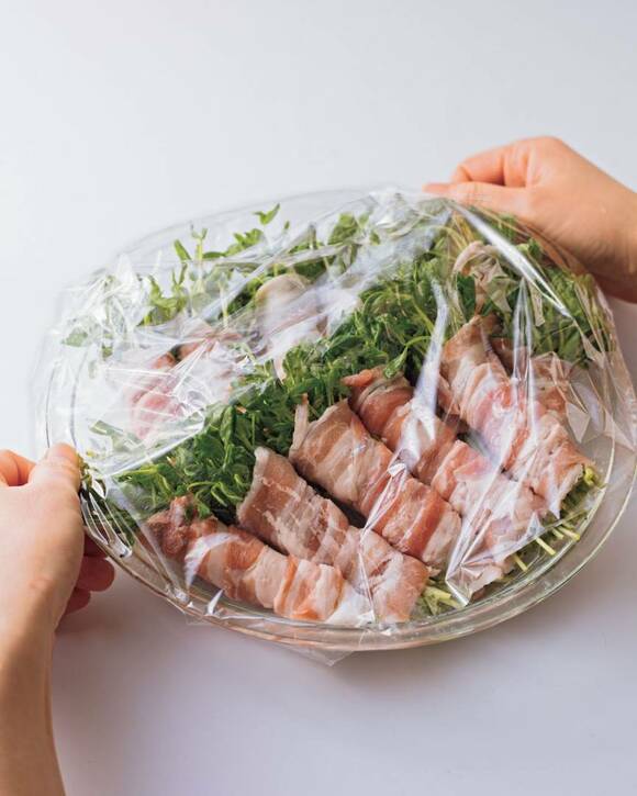 肉巻き豆苗が入ったボウルにラップをする