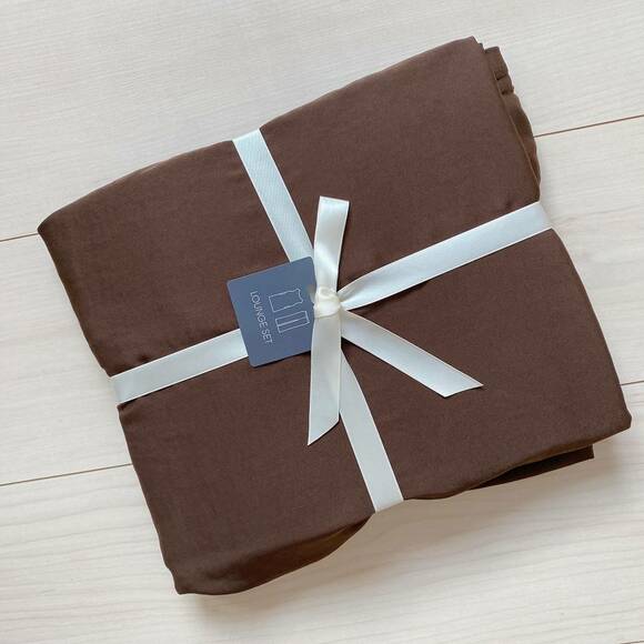 ヒモで包まれているヴィンテージサテンラウンジセット