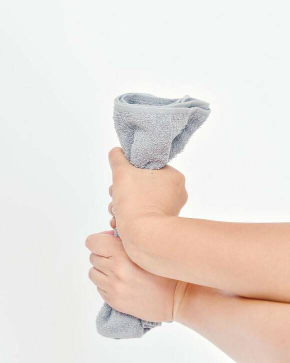 タオルをねじる