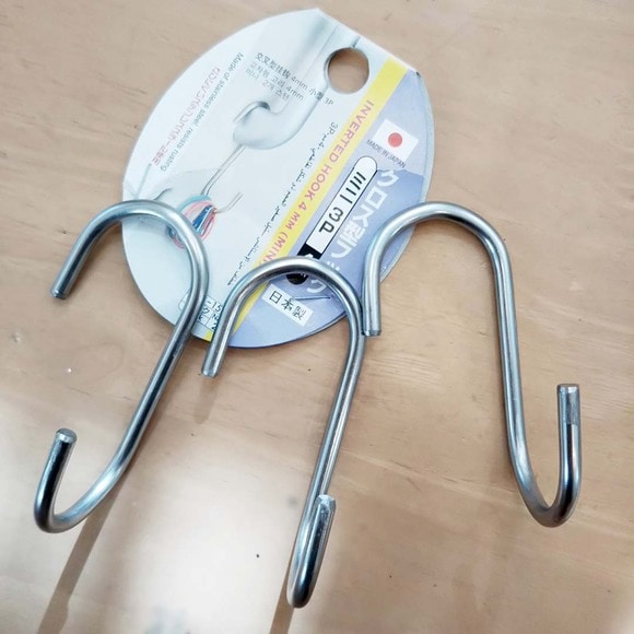 このフックを使えば服と同じ向きにかけることができ、便利