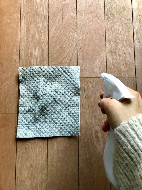床にスプレーする様子