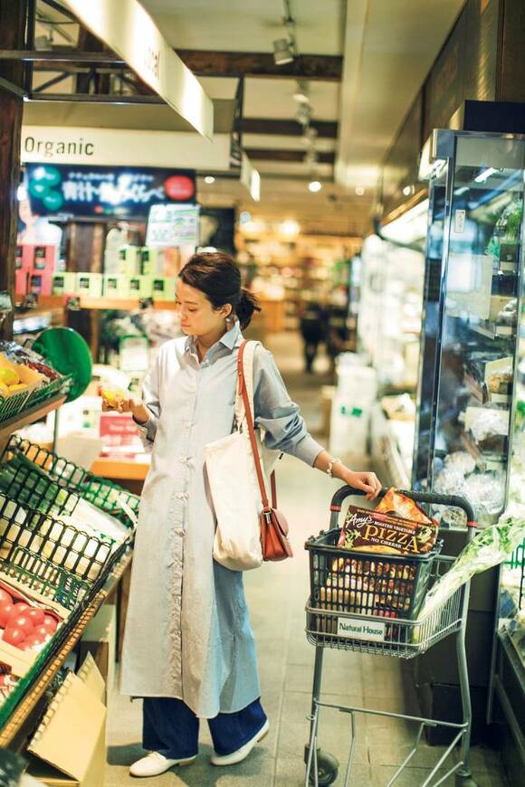 買い物をする女性