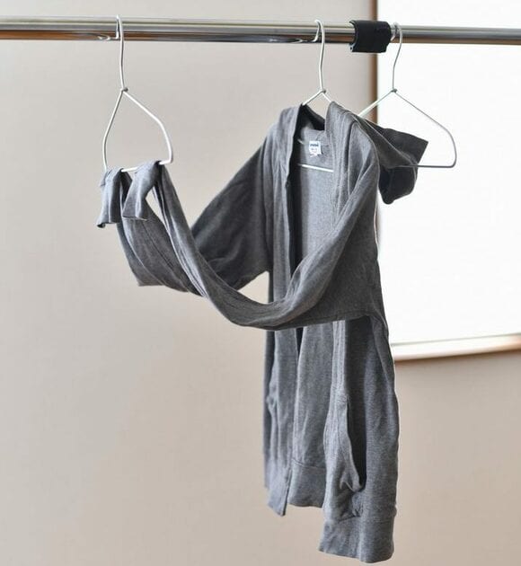 パーカはハンガーの3本使いで広げ干しを