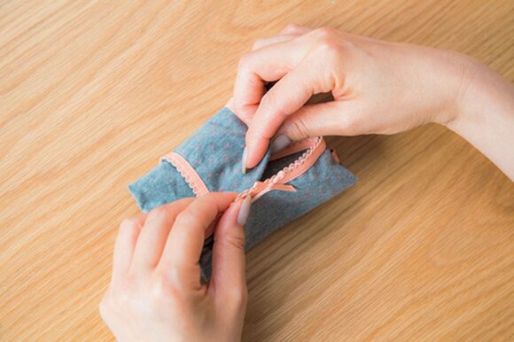 ショーツを内側にゴム部分に入れこむ