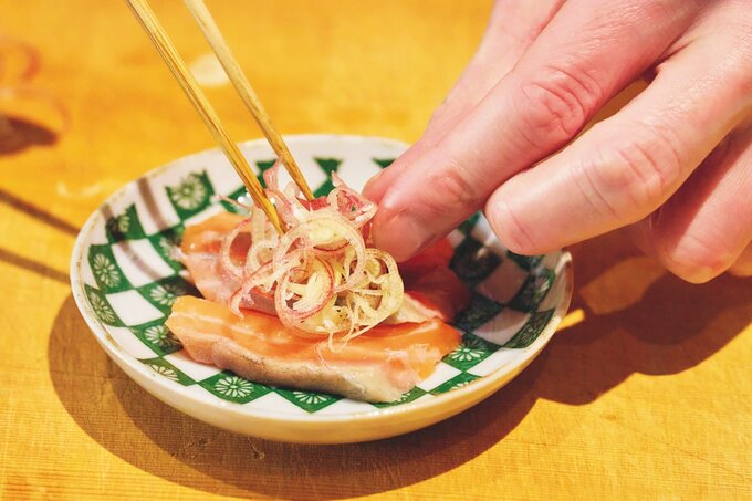 お刺身に薬味をのせている様子